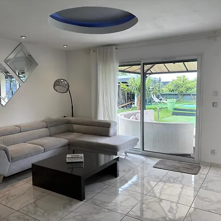فيلة Maison Entiere Cébazat
